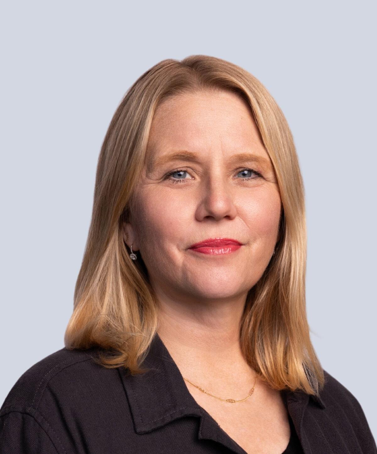 Instructor Sara Hickmann